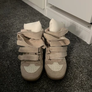 Isabella mariant liknande skor  - Säljer mina isabell likande skor, Storlek 37 men passar mig som 38. Säljer de för jag kan inte gå i hög klackar. använda typ 2 gånger för ja stukar bara foten annars när jag går. 