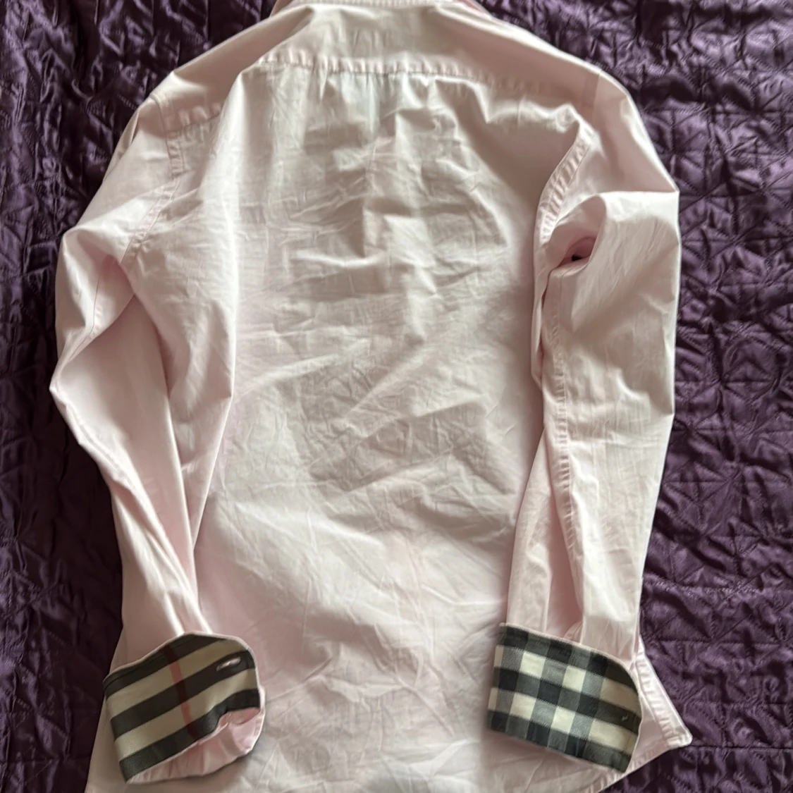 Ljusrosa Burberry skjorta med rutiga detaljer - 3