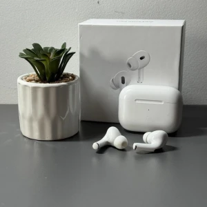 AirPods 2Pro Nya - AirPods 2 Pro – finns för 500 kronor💲!  Daglig frakt med posten📦. Upp till 9 timmars drift utan laddning🔋Animering vid anslutning för ännu större komfort📱 Visning av hörlursladdning direkt på enhetens skärm📲  Om du shopper 2st=850kr  1:1k🅾️pi🅰️✅ Skriv till mig👨🏻‍💻 – jag svarar snabbt!👉🏻