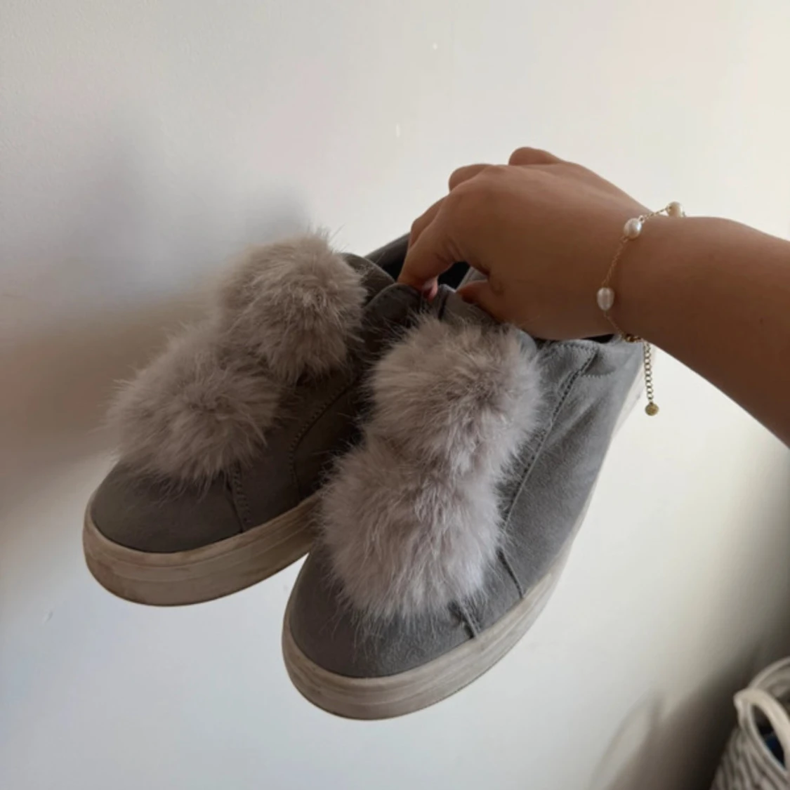 Duffy Grå sneakers med fluffiga detaljer