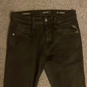 Replay Anbass Hyperflex - Replay anbass jeans w29 l32 skick 9/10 nästan helt nya. Mått längd 103cm, midja 37cm, innelår 81cm. Pris kan diskuteras meddela mig vid frågor eller funderingar.
