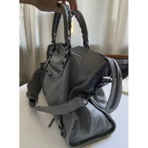 Grå Balenciaga handväska i skinn - INTRESSEKOLL på min grå Balenciaga väska. Skitsnygg, köppt för Vestiaire. Väldigt bra skick! Äkta!🩶