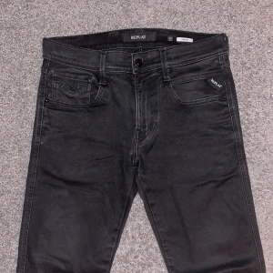 Replay Anbass - Replay anbass jeans w30 l32 skick 9/10 nästan helt nya förutom ett stygn som är löst på högra bakfickan. Mått längd 102cm, midja 38cm, innelår 79cm. Pris kan diskuteras meddela mig vid frågor eller funderingar.