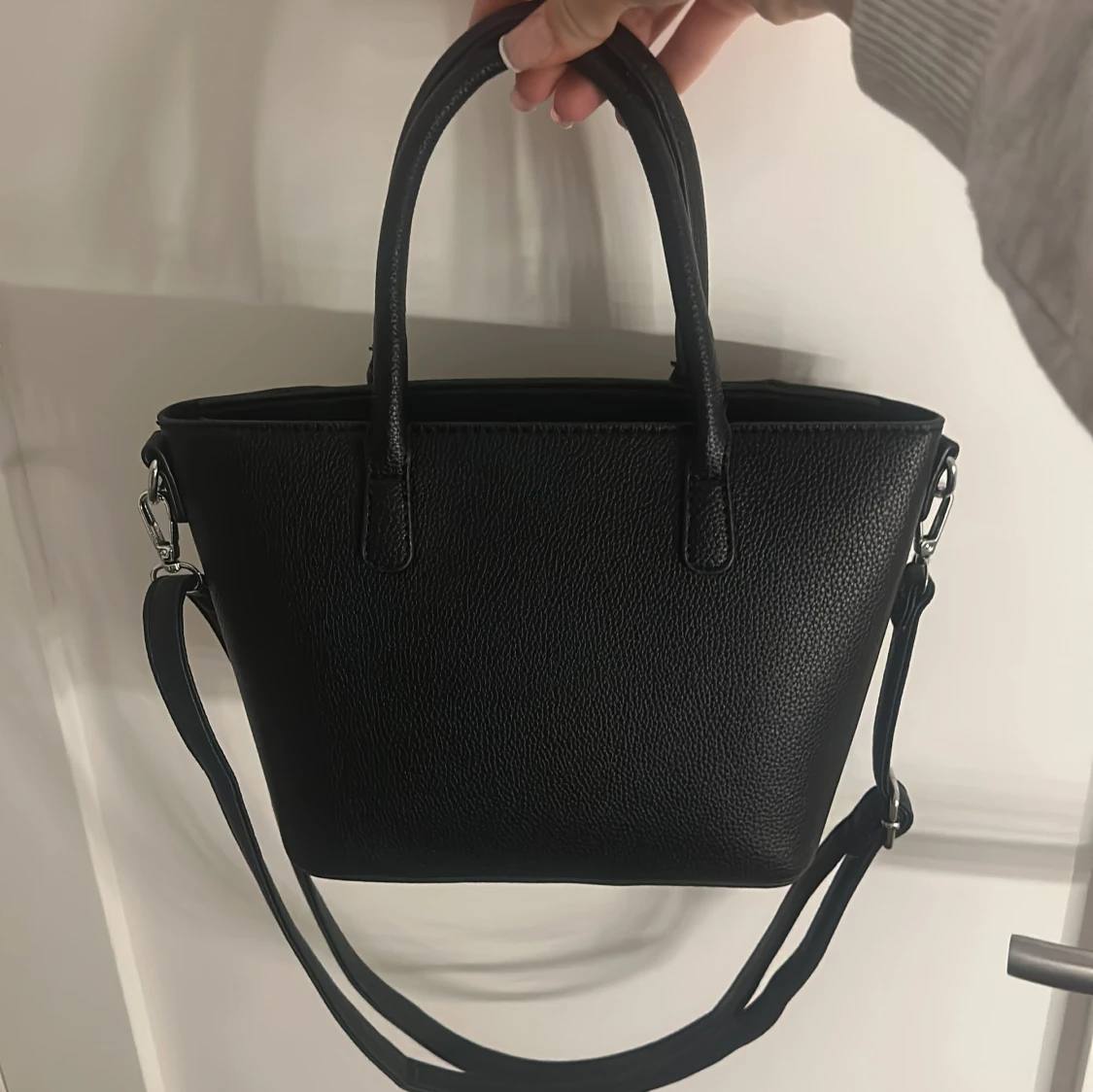 Svart handväska med axelrem - 1