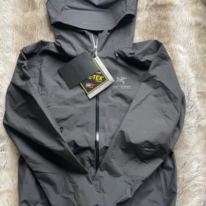 Helt ny Arc’teryx jacka - Tjena! Säljer denna helt nya arcteryx jackan. Jackan är riktigt vattentät och perfekt inför vintern. Jag säljer jackan pågrund att den är för lite för mig. En sån här arcteryx jacka är bland det snyggaste du kan ha i vinter. Nypris: runt 8-9000 Mitt pris- 2499. Skriv gärna om du har några frågor.