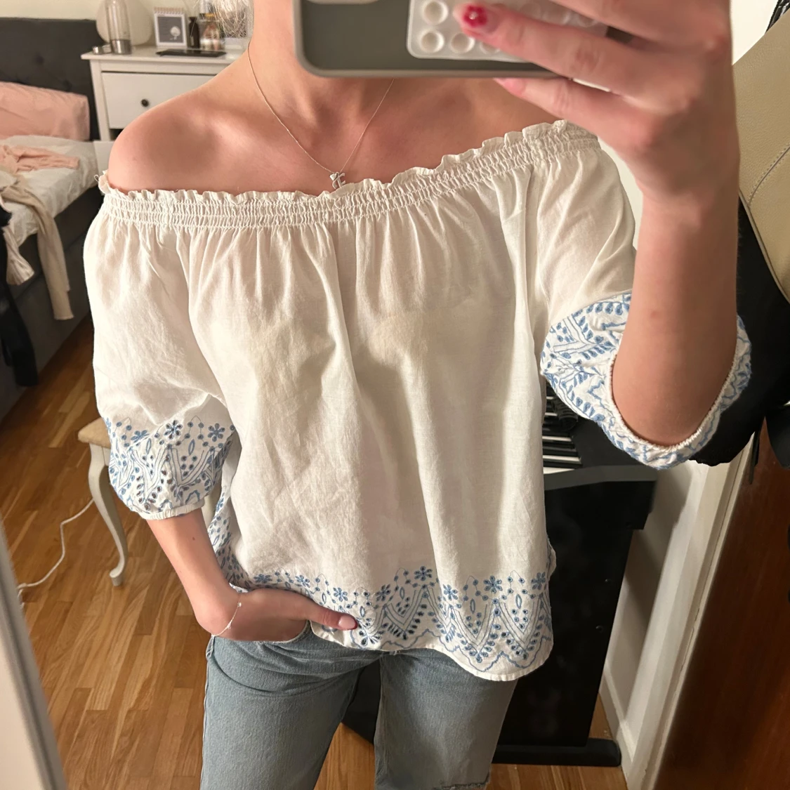 Vit offshoulder blus med blå broderi