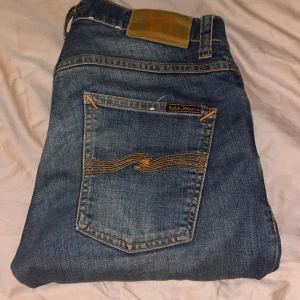 Nudie jeans - Säljer mina mörkblå nudies. Dom är aldrig använda men jag sydde upp dom och då blev dom för små. Jag skulle säga att dom är runt L29. Modell grim Tim. Pris kan diskuteras