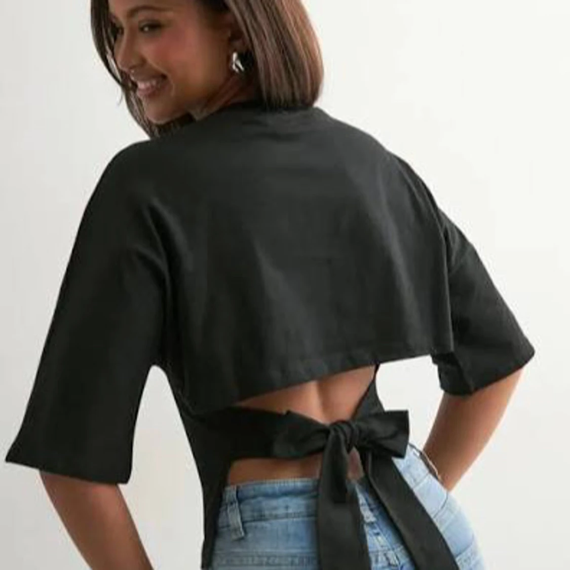 Svart croppad Nelly topp med knytning