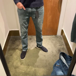 Blå/grå jeans från Paige straight fit - Säljer ett par blå/grå jeans från Paige i rak passform. Dom är strl 32 i midjan och 32/33 i längd, sinnessjuk snygg tvätt men tyvärr har jag vuxit ur dom. Nypris på ett par är upp mot 2500kr 