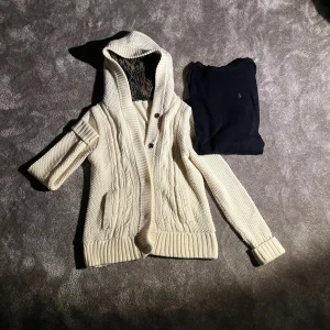 Cardigan X Raffe tröja - Bundle, cardigan X raffe tröja. Otroligt feta och bra pris.