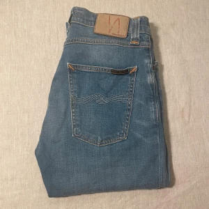 Ljusblå jeans från Nudie Jeans - | märke: Nudie Jeans | plagg: jeans | skick: 9/10 | storlek: W28 L34  | nypris: 1500kr | mitt pris: 349kr | färger: ljusblå | pris kan diskuteras | hör av dig vid minsta fråga eller fundering // MatteoResell |