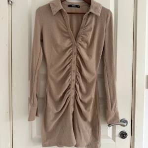 Beige kortklänning från Bik Bok - Snygg beige kortklänning från Bik Bok i storlek XS. Stretchiga så skulle även passa S 🤎