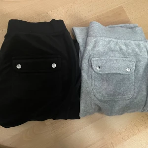 Juicy Couture byxor  - Två par klassiska Juicy Couture mjukisbyxor i storlek S, ett par svarta och ett par grå. Båda har bred resår i midjan och snörning. Mjukt och skönt material! Knappt använda 