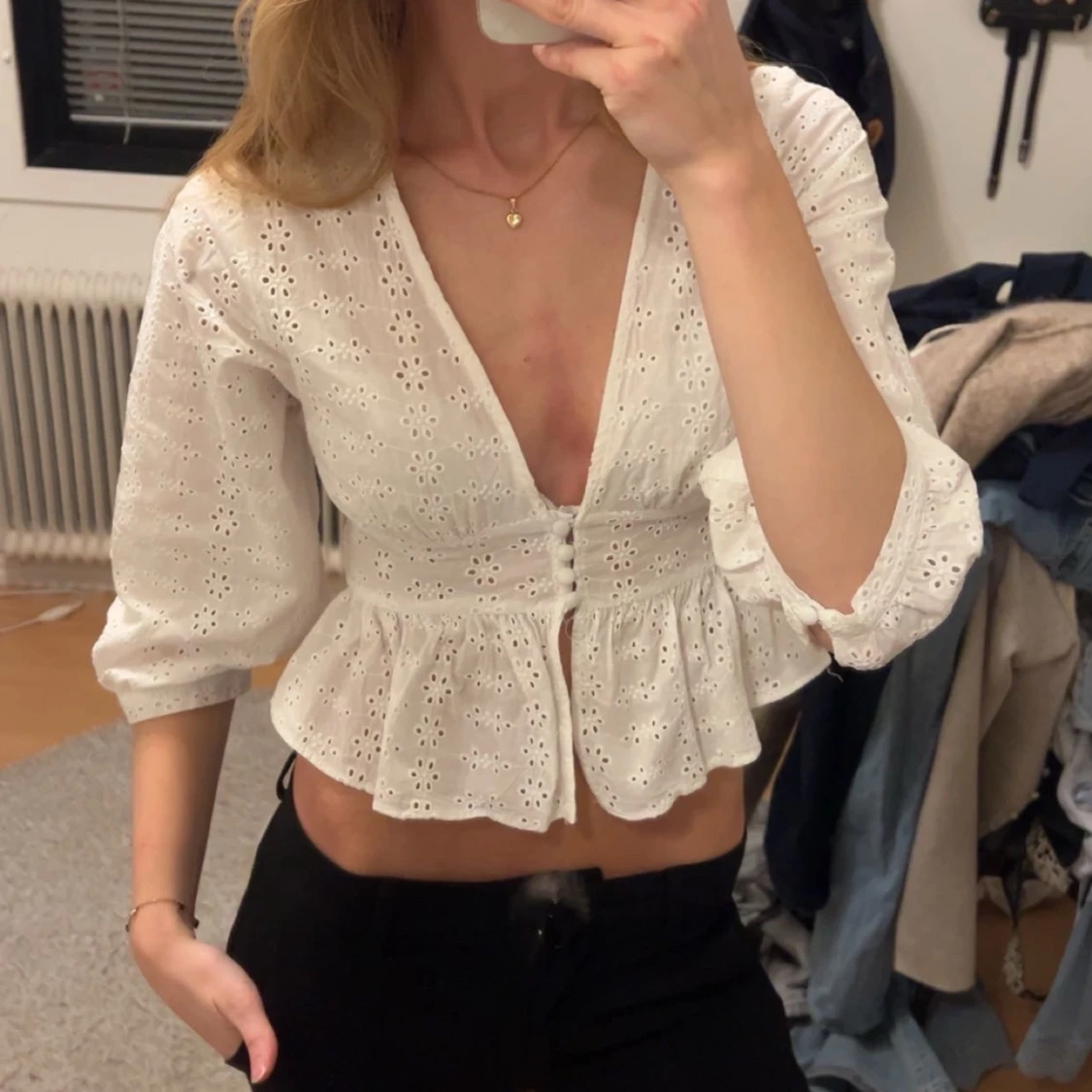 Vit broderad blus med volang