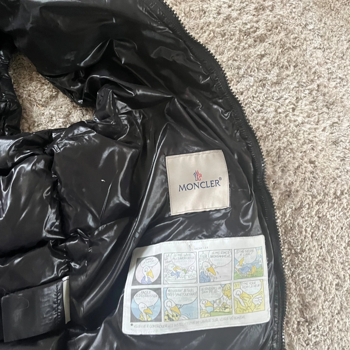 Svart dunväst från Moncler med luva - 1