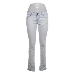 Lågmidjade bootcut jeans med fickdetaljer - Snygga ljusgrå jeans med bootcut passform och coola fickdetaljer både fram och bak. Klassisk femficksmodell med bälteshällor och dragkedja. Lågmidjade och passar till allt, säljer pga att dom blivit för stora för mig💔