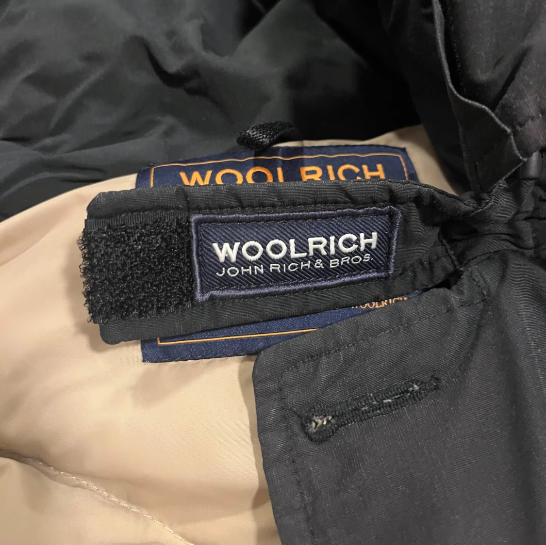 Svart parkas från Woolrich med huva - 3