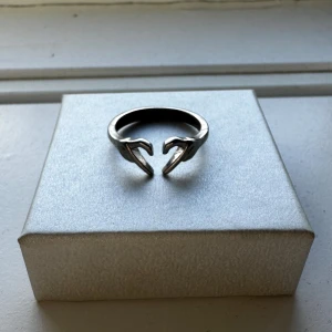 Silvrig ring med händer som bildar ett hjärta - Cool silvrig ring i metall med två händer som möts framtill. På insidan finns en ingraverad text: 'I love you forever'. Ringen har en unik och edgy design som sticker ut och passar perfekt för dig som gillar statement-smycken. Använd få gånger men gott skick!                                                                              Skickar ditt köp inom 24h!💘
