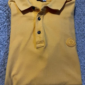 Gul moncler piké - Gil moncler piké | storlek xxl | skick 8/10 | bilderna ljuger lite om färgen | hör av er vid minsta lilla fundering