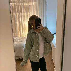 Grön jeansjacka från Zara, storlek S - Säljer denna snygga gröna jeansjackan från Zara i storlek S. Jackan har en loose passform, två stora fickor framtill och knappar hela vägen. Jackan skickas nytvättat och struken 🤍