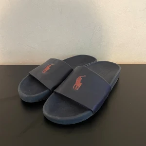 Blåa Ralph lauren tofflor - Tjenare! Säljer ett par schyssta Ralph lauren tofflor. Det är i rätt fint skick. Skriv vid frågor! St 41