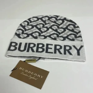 Burberry mössa - Helt ny och oanvänd med tag!