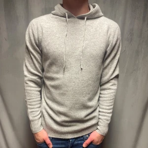 Kashmir/Merino hoodie - En ljusgrå Kashmir/Merino hoodie! Storlek M! Modellen är 177cm lång, passar längre! Skick 10/10, använd 1 gång! Hör av dig vid frågor!🌟
