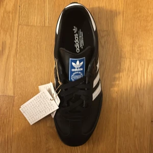 Adidas Samba svart/vit sneaker -  Aldrig använts, prislapp kvar säljer för att de blev fel och han inte lämna tillbaka storlek 38 2/3 