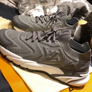 Grå Louis Vuitton sneakers - Snygga grå sneakers från Louis Vuitton med LV-logga på sidan och VUITTON-detalj på sulan. Skorna har en chunky vit och svart sula, rund tå och snörning. Ovandelen är i mesh och syntet med coola texturdetaljer som ger en modern vibe.Anledningen till varför jag säljer dom hära fantastiska skorna är för att storleken va lite stor jag kunde inte passa do tragiskt. Nu får någon av er äran istället .