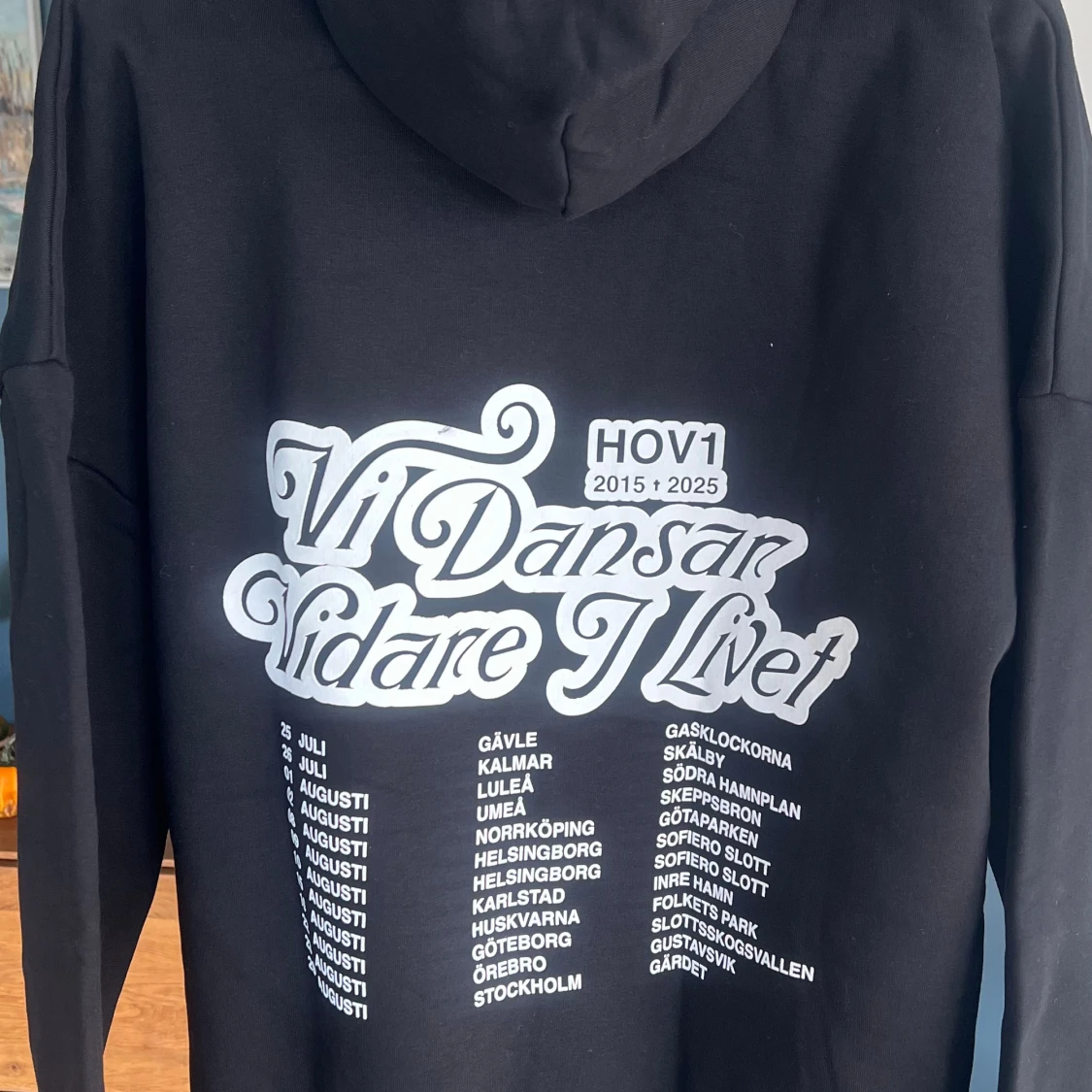 Svart Hov1 hoodie Vi Dansar Vidare