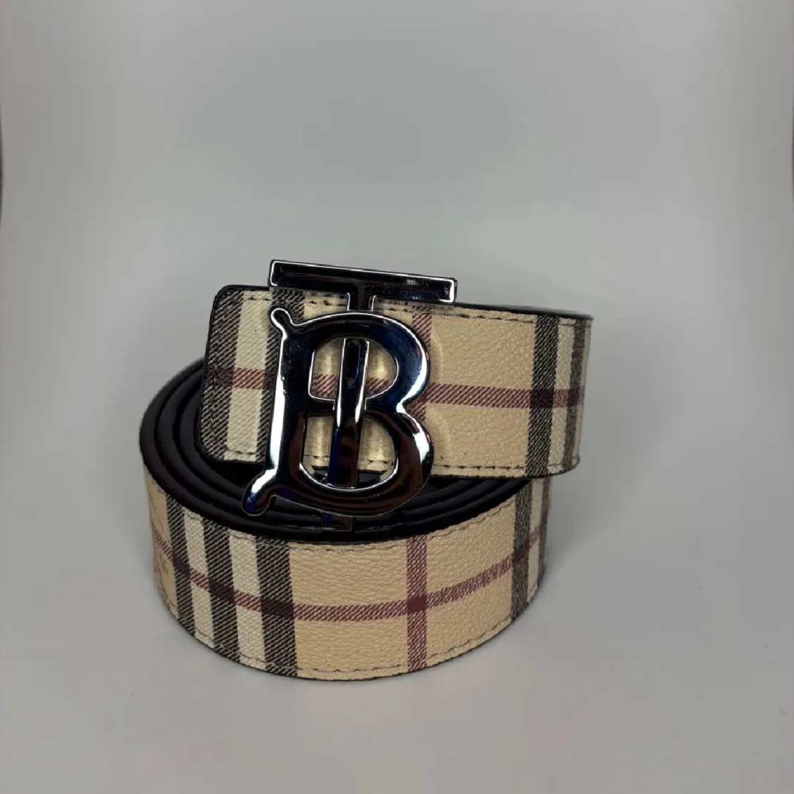 Burberry-inspirerat bälte med B-spänne