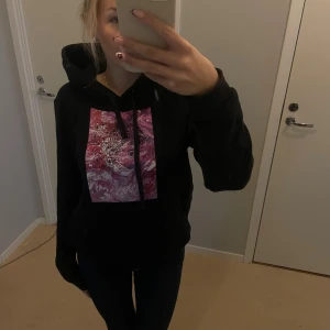 The cool elephant hoodie  - Svart hoodie storlek s