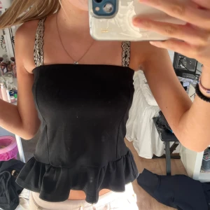 Svart topp - Superfin topp men den är för liten för mig vet intr rikigt vart jag köpte den men kommer sälja fär 50kr💕
