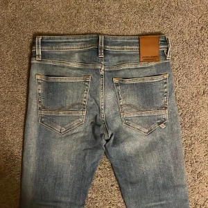 Jack and Jones jeans - Jack & Jones jeans slim Glenn storlek w28 l30 skick 8/10 pris kan diskuteras meddela mig vid frågor eller funderingar.