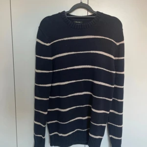 Massimo dutti randig tröja  - Snygg mörkblå stickad tröja från Massimo dutti, inga defekter pris kan diskuteras. Storlek M passar även S, skriv om ni har fler frågor! 