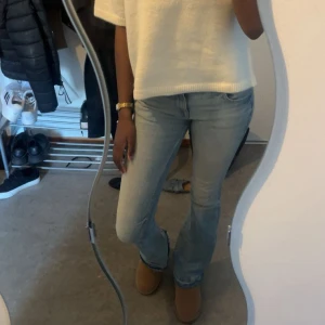 Ljusblå bootcut jeans - Säljer dessa ljusblå bootcut jeansen från Bershka i storlek 36.  Jag har sprättat upp dom där nere och som referens är jag 171 cm