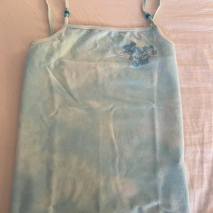 Ljusblått linne med en Hawaii blomma - Bra skick, st XS (säljer för den inte kommer till användning)