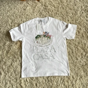 Casa blanca t-shirt - Säljer en as fet Casa Blanca tröja!!!  Super cool grafik i mitten av tröjan!!    Passformen är lite oversized.                 Pris kan diskuteras!!                               Skriv vid ev. Frågor
