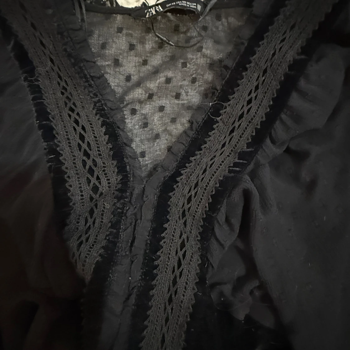 Svart blus med spets och prickar från Zara - 4