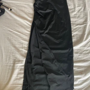 Svart silkes kjol med slit - Nyköpt och är i jätte bra skick. Jag köpte den i början av sommaren 25 men den har inte kommit till användning. St XXS (stretchigt material)