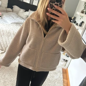 Beige teddyjacka  -  beige teddyjacka som aldrig är använd 