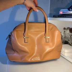Calvin Klein väska - Jättefin handväska i väldigt bra skick🤍🤍🤍🤍