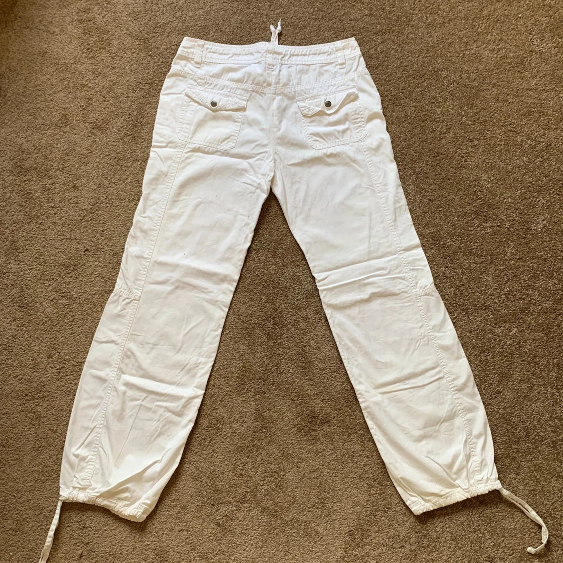 Vita cargopants från H.H.S med broderi - 4