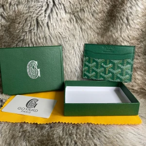 Grön plånbok  - Snygg grön plånbok. Plånboken är i smidig modell med flera kortfack och är tillverkad i exklusivt skinn. Perfekt accessoar för dig som vill ha något unikt och lyxigt i fickan.