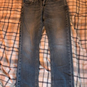 Dondup George 32 - Ännu ett par i George-modellen. Snygga, sköna och i väldigt fint skick. 💰 Mitt pris: 569kr💸 Nypris: ca 3 000 kr 📩 Hör av dig vid frågor – snabb affär kan diskuteras 🩵