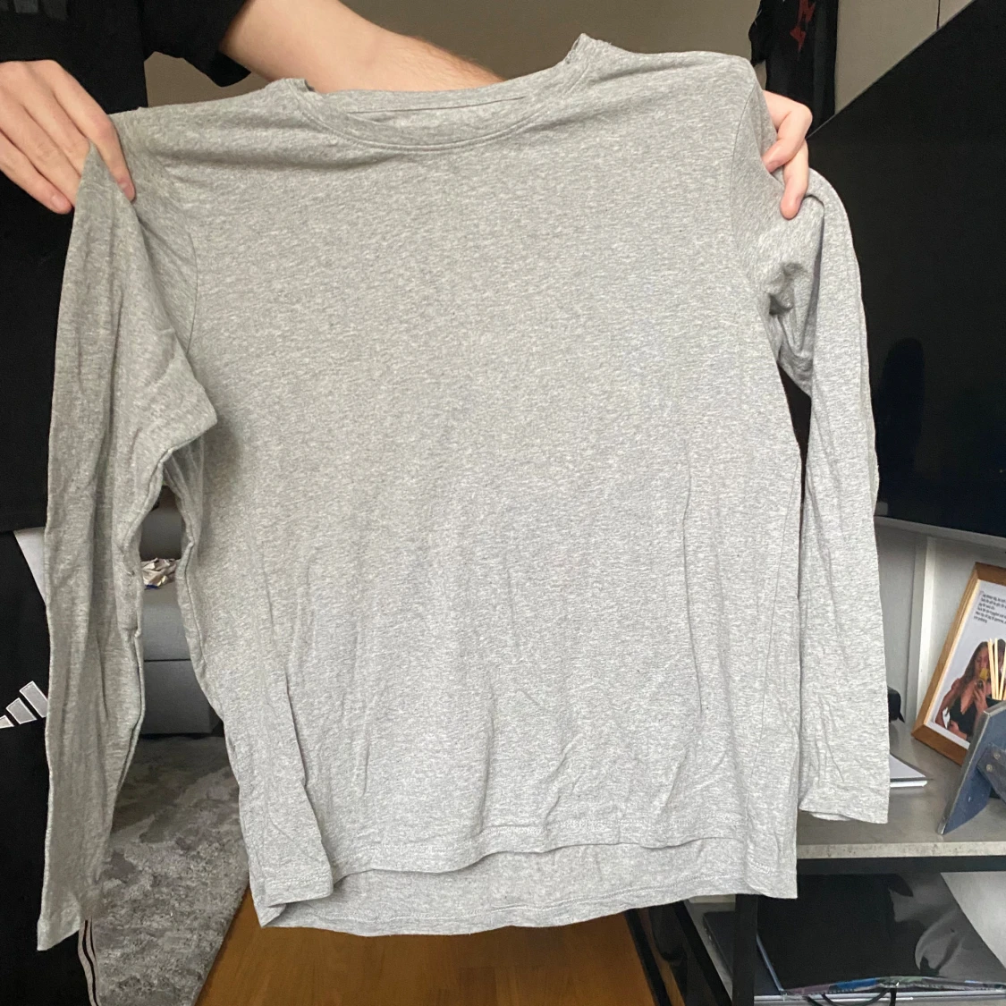 Ljusgrå långärmad basictröja
