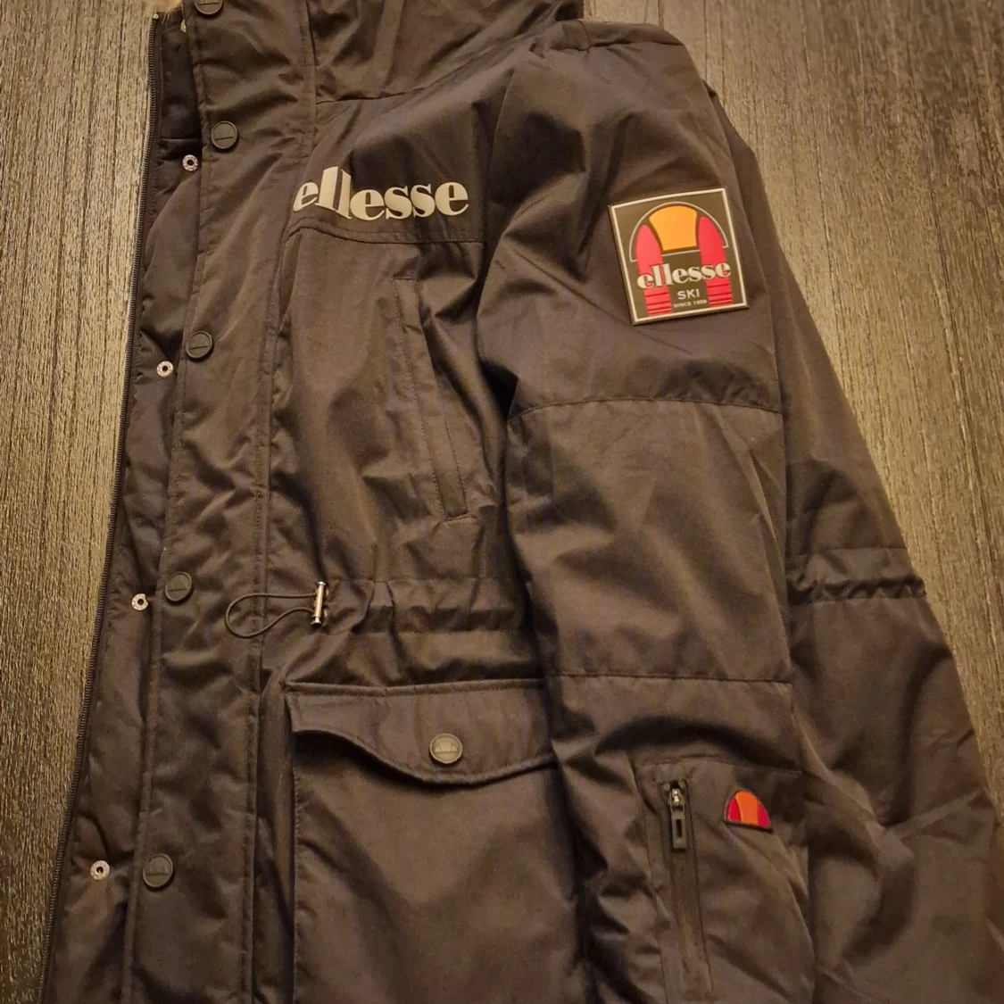 Svart parkajacka från Ellesse