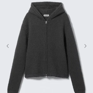 Mörkgrå stickad zip-hoodie Weekday - Mysig mörkgrå/blå stickad hoodie från Weekday med dragkedja hela vägen och huva. Tröjan har långa ärmar och är väldigt varm. Har använt själv som jacka några gånger nu på hösten och den värmer!