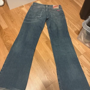 SNYGGA LÅGMIDJADE JEANS - indian rose    innerben 83 cm waist 37 cm