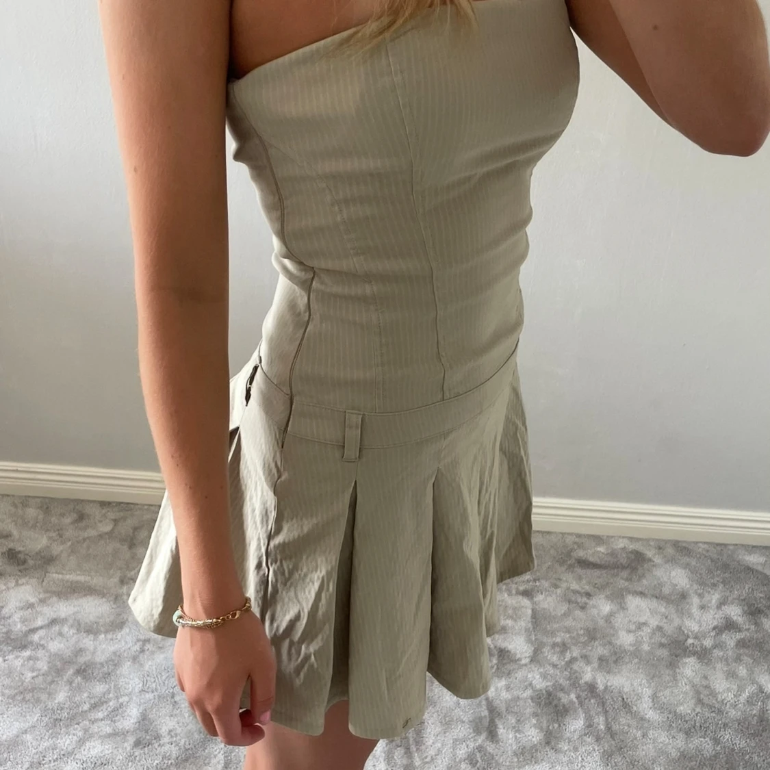 Axelbandslös volang klänning / bandeau - 2